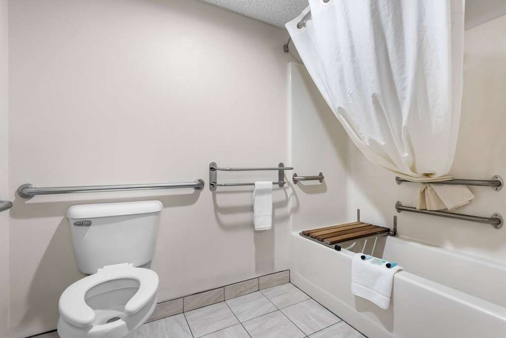SUPER 8 BY WYNDHAM OELWEIN-guestroom-Guest Room,Bathroom,Accessibility,On-Site.jpg