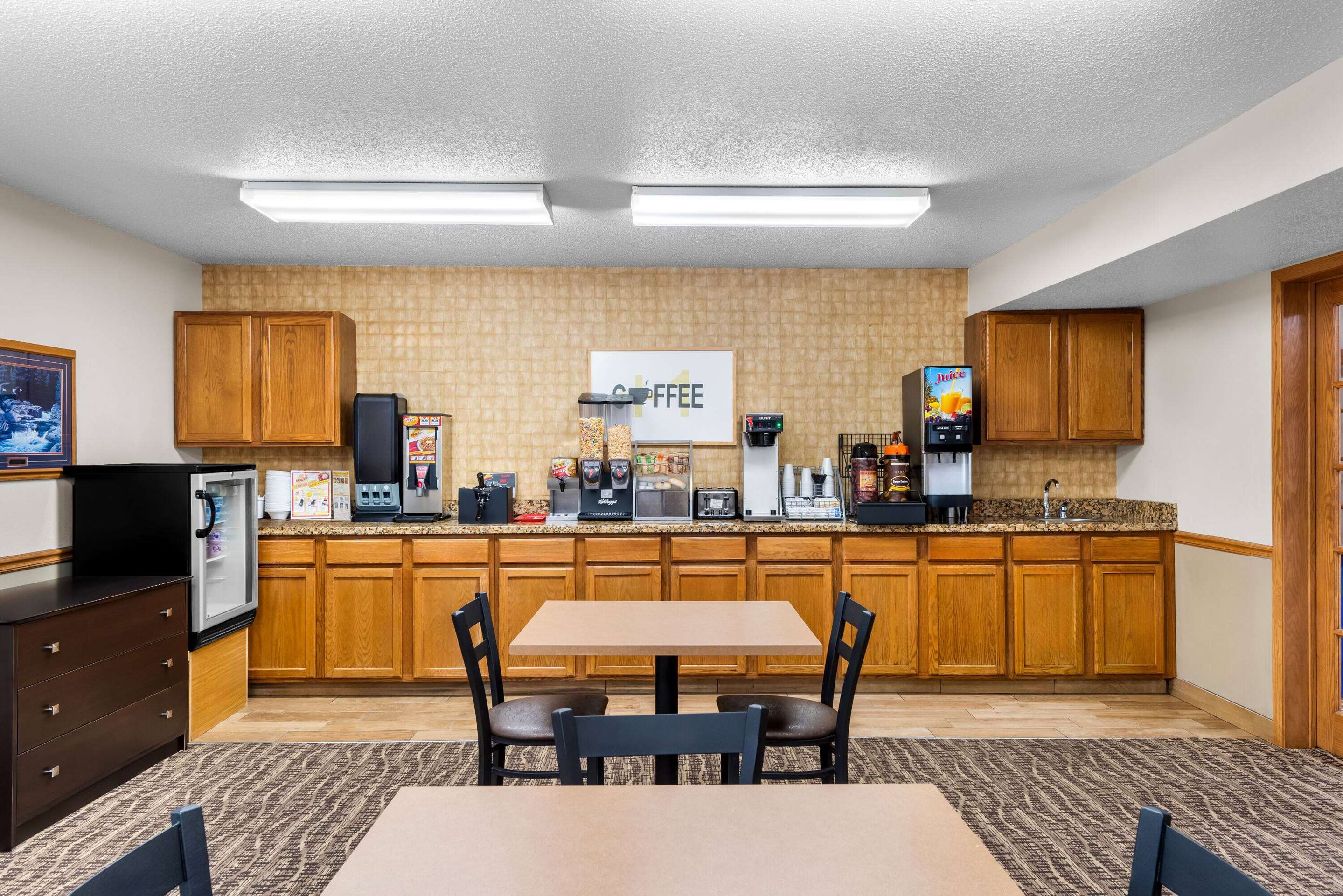 Breakfast Area | Super 8 by Wyndham Oelwein