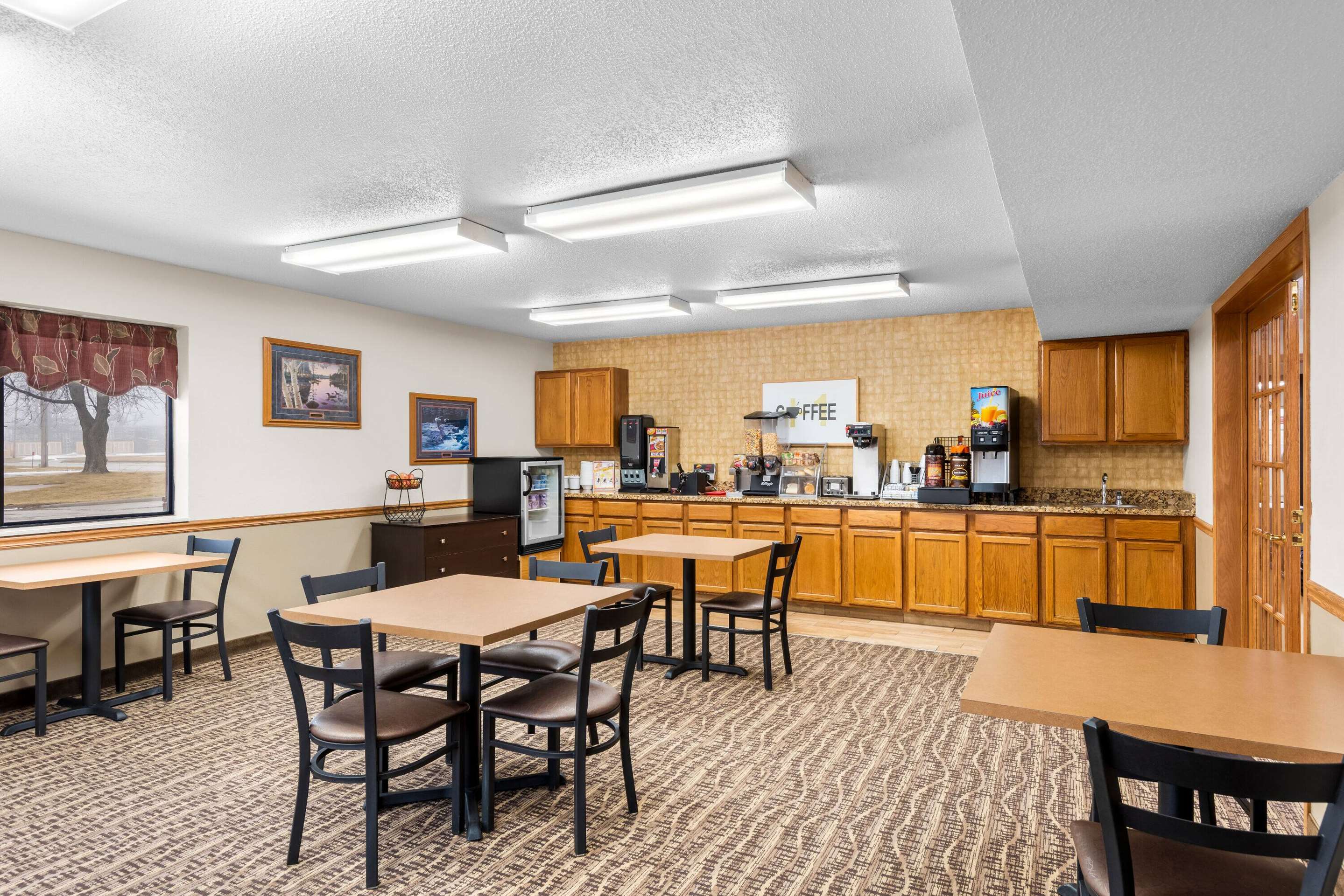 Breakfast Area | Super 8 by Wyndham Oelwein