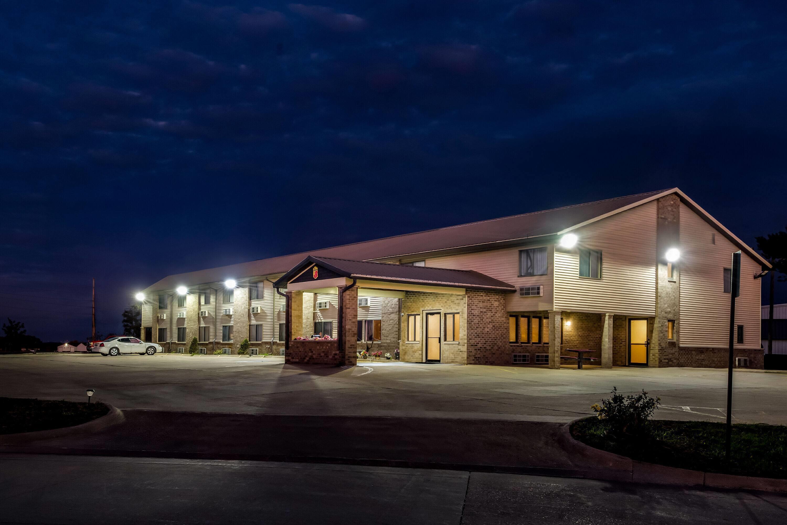 Exterior | Super 8 by Wyndham Jefferson