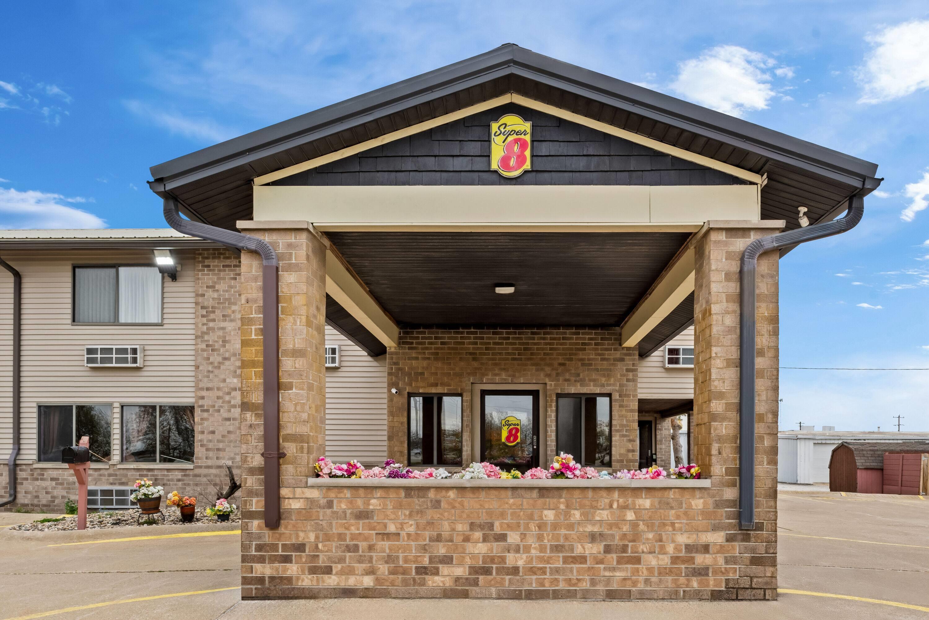 Exterior | Super 8 by Wyndham Jefferson