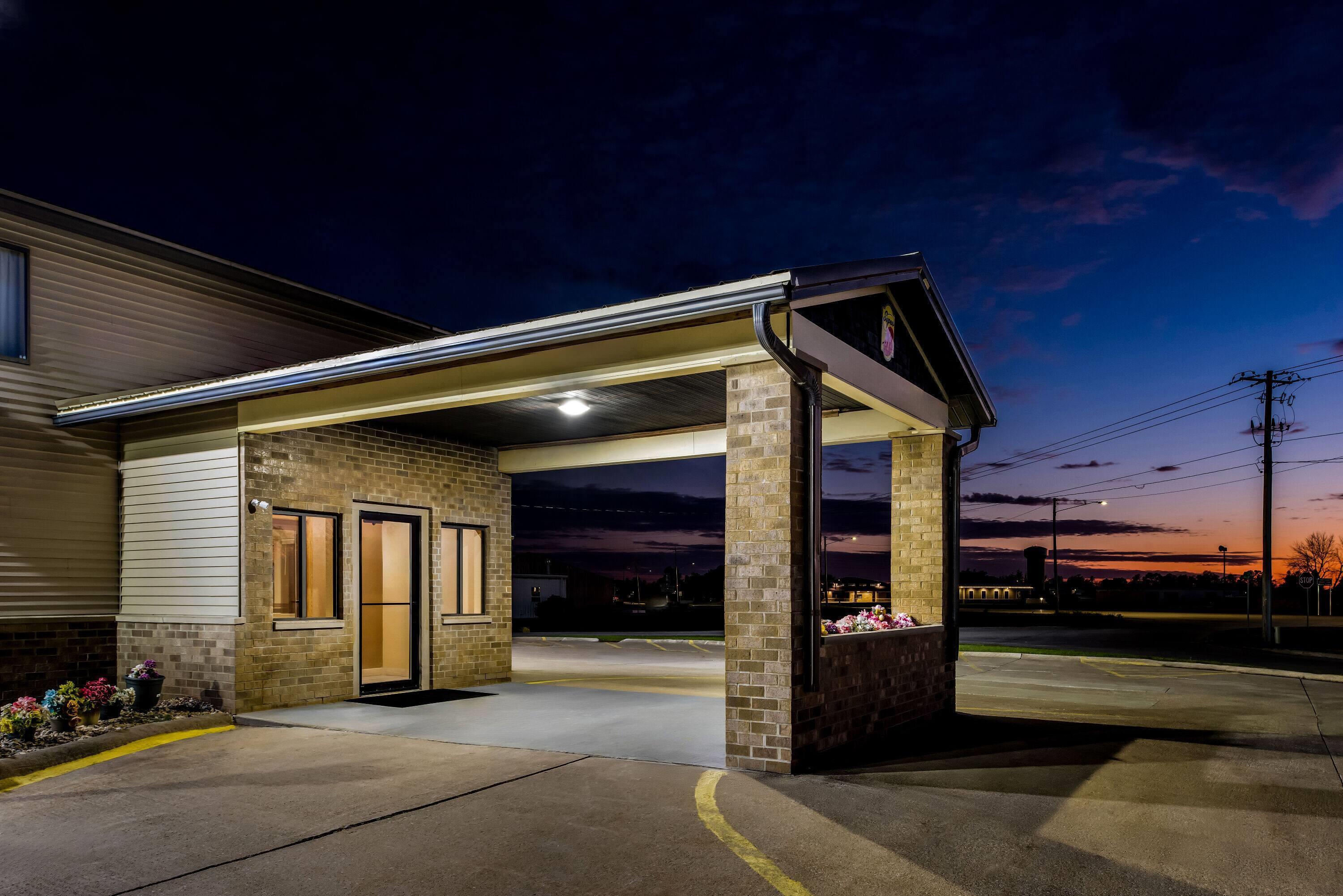Exterior | Super 8 by Wyndham Jefferson