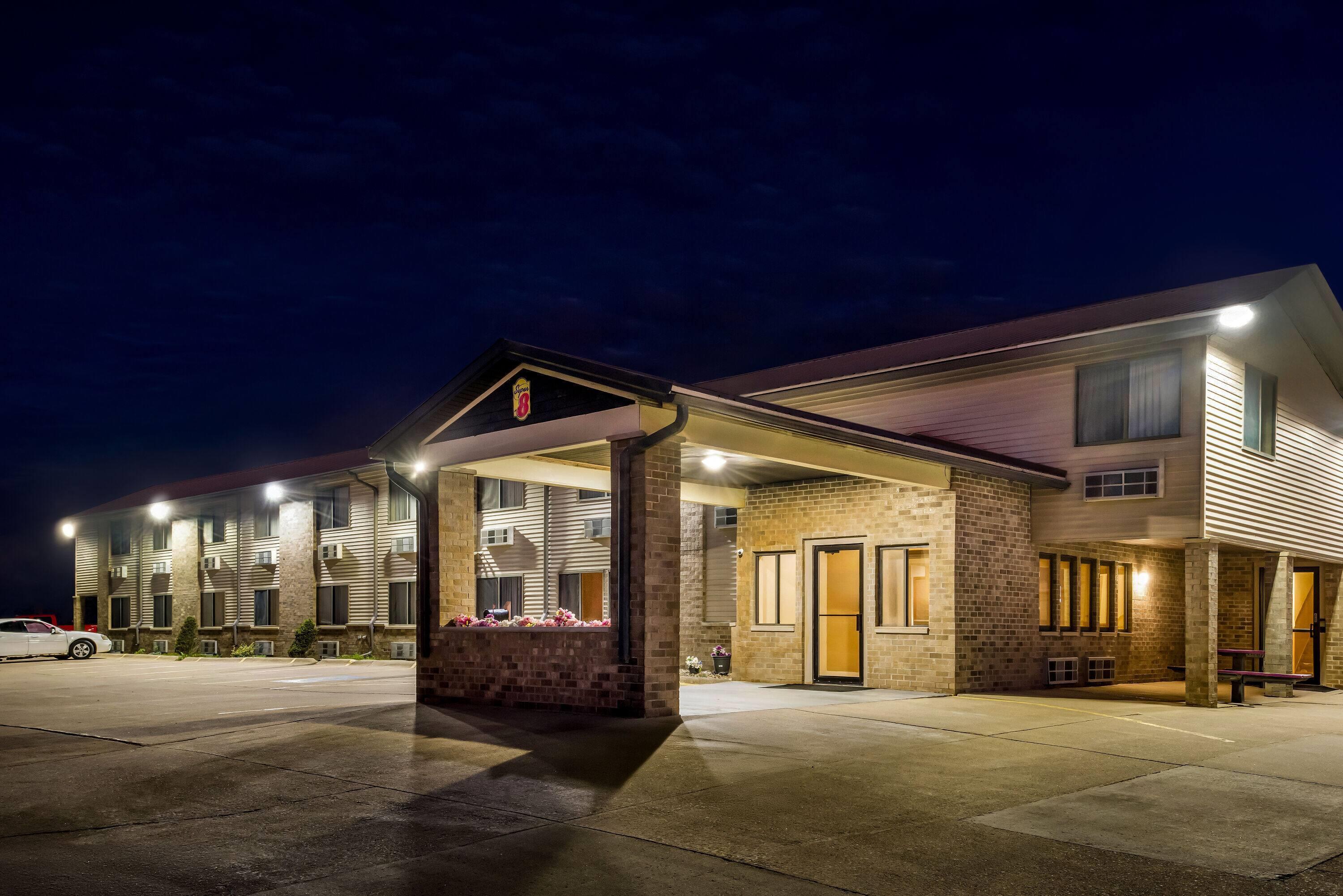 Exterior | Super 8 by Wyndham Jefferson