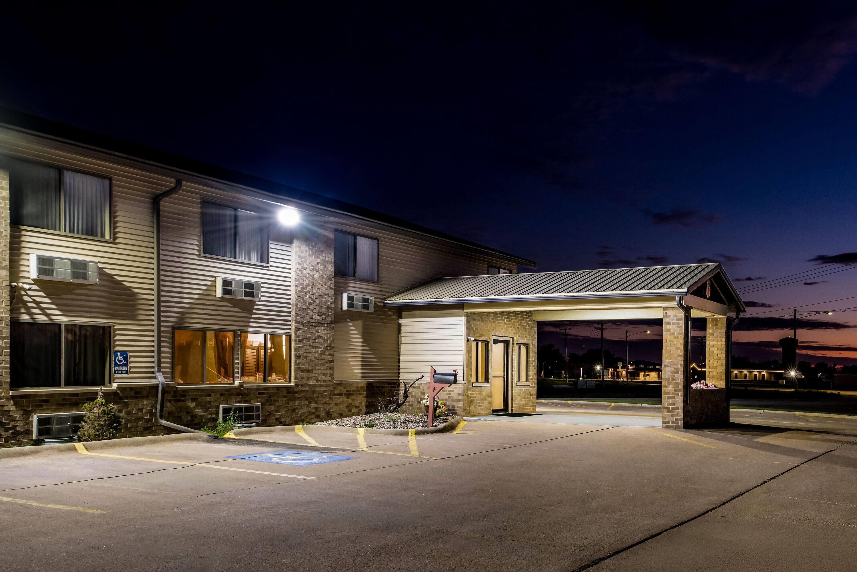 Exterior | Super 8 by Wyndham Jefferson