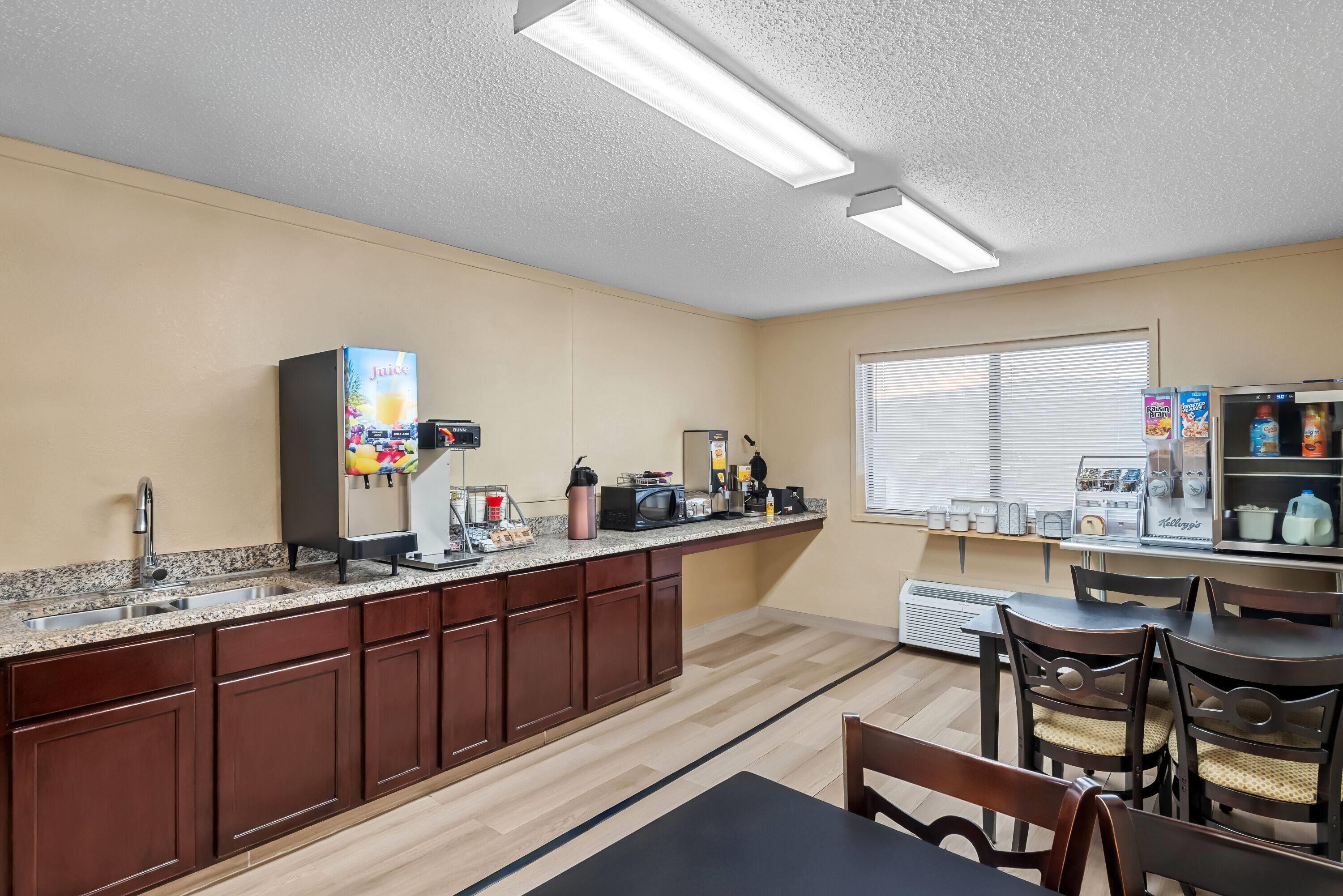 Breakfast Area | Super 8 by Wyndham Jefferson