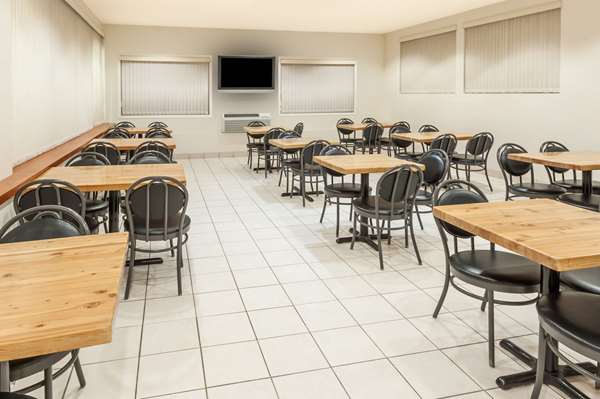  - Super 8 Hotel West Edmonton