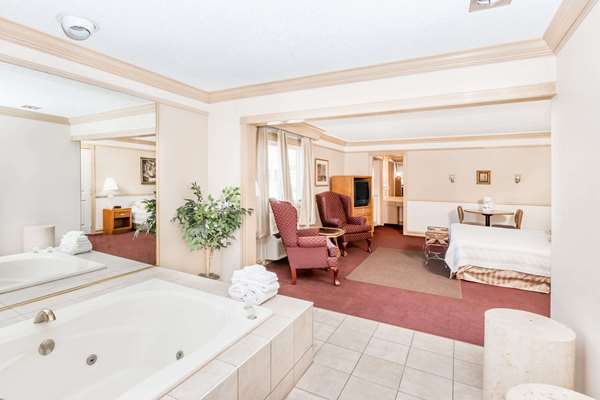 Suite - Knights Inn & Suites South Sioux City