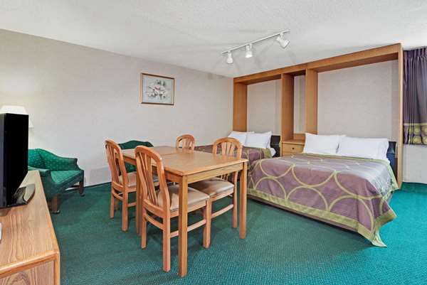 Suite - Super 8 Hotel Kenmore