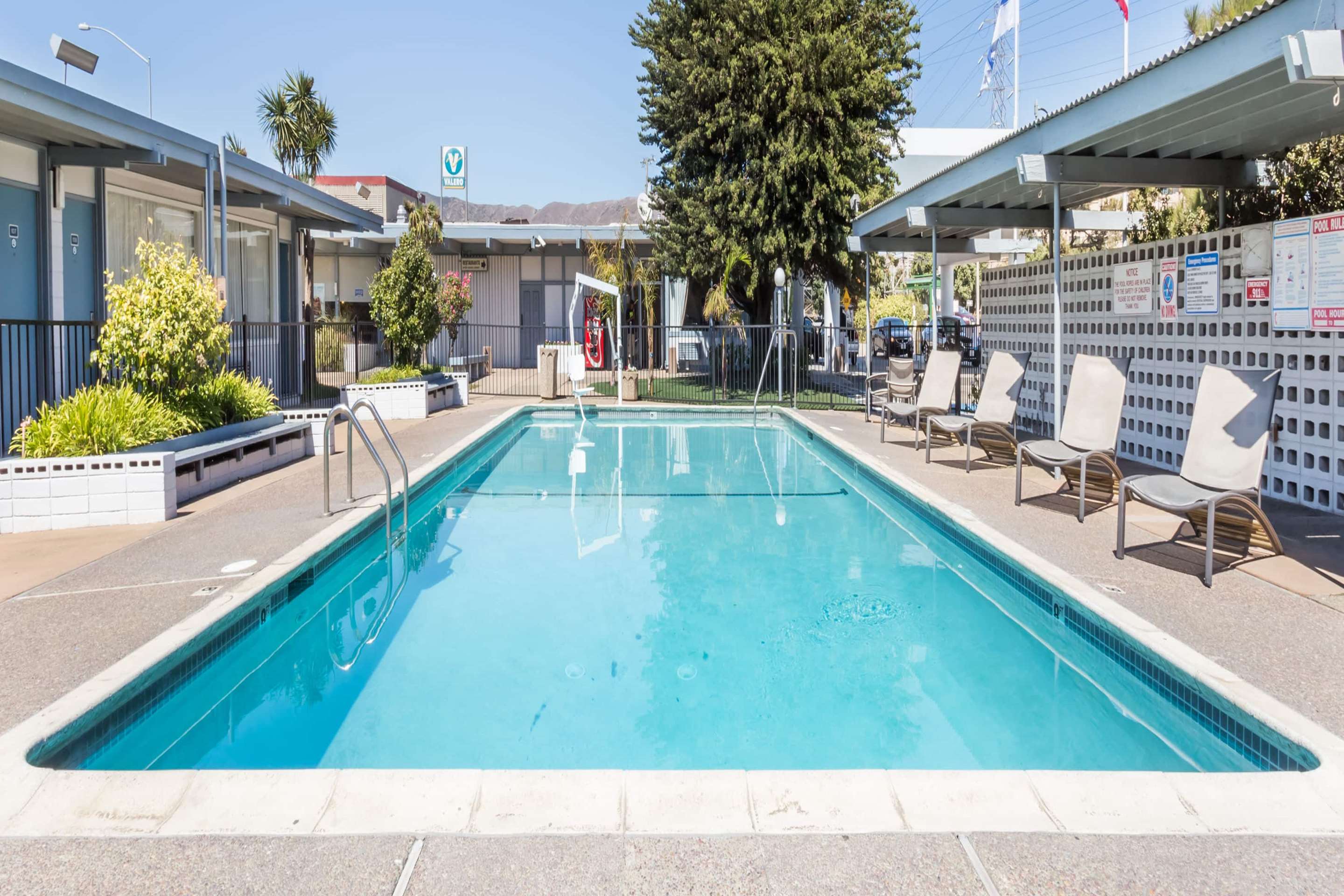 Pool | Travelodge by Wyndham San Francisco Airport North