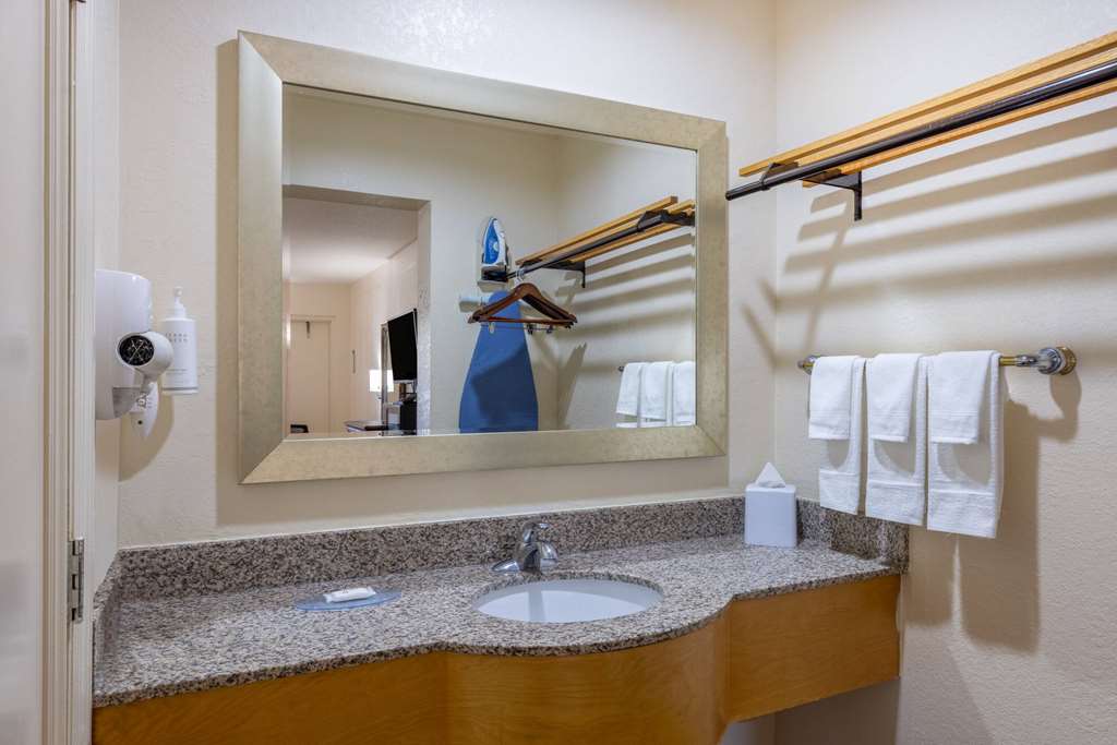 TRAVELODGE BY WYNDHAM, FLORIDA CITY-guestroom-Guest Room,Bathroom,On-Site.jpg