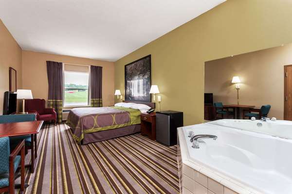 Suite - Super 8 Hotel La Grange - I-71, Exit 22