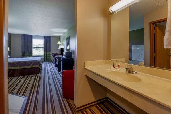 Suite - Super 8 Hotel La Grange - I-71, Exit 22