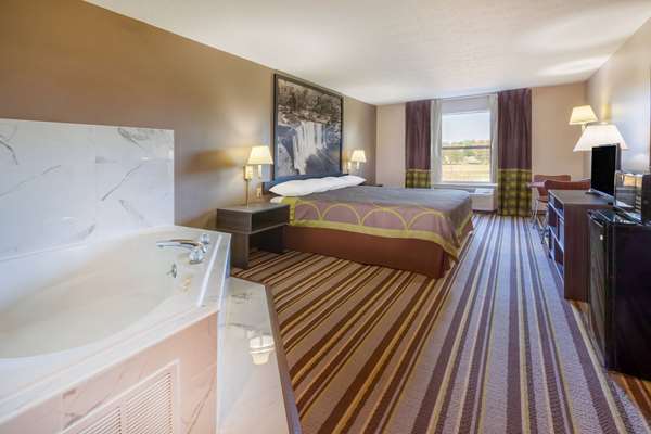 Suite - Super 8 Hotel La Grange - I-71, Exit 22