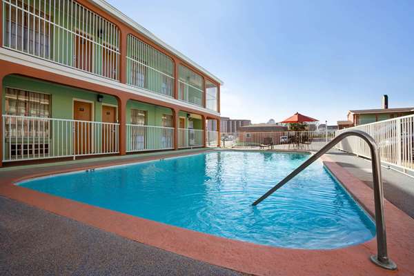 Pool - Super 8 Motel Downtown Capital Area Austin - I-35, Exit 235A