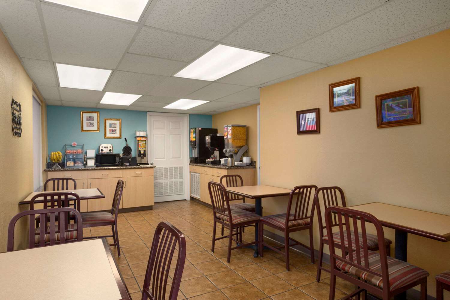 Super 8 Motel Downtown Capital Area Austin - I-35, Exit 235A, TX - See  Discounts