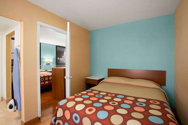 Suite - Super 8 Motel Downtown Capital Area Austin - I-35, Exit 235A
