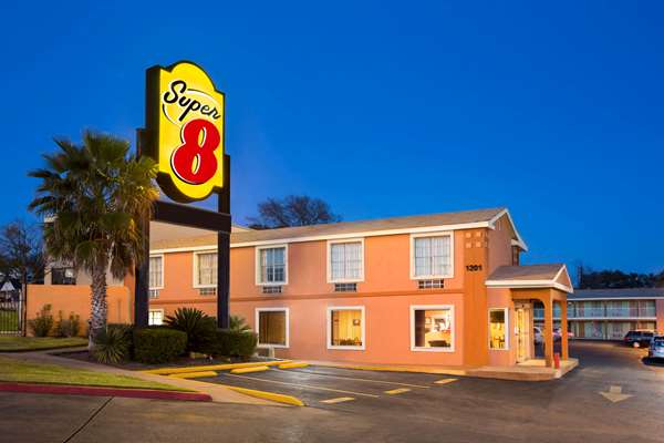 Exterior view - Super 8 Motel Downtown Capital Area Austin - I-35, Exit 235A