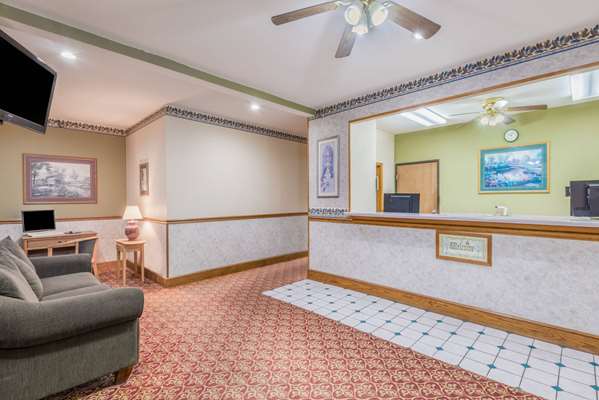  - Super 8 Hotel Kansas City Airport Platte City - I-29, Exit 18