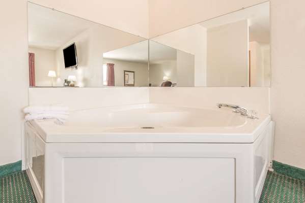 Suite - Super 8 Hotel Kansas City Airport Platte City - I-29, Exit 18