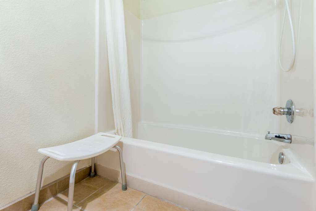 SUPER 8 BY WYNDHAM PLATTE CITY/KCI-guestroom-Guest Room,Bathroom,Accessibility,On-Site.jpg