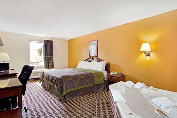 Suite - Super 8 Hotel Forrest City - I-40, Exit 241