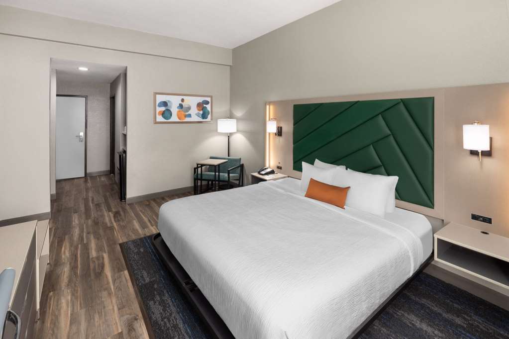 WINGATE BY WYNDHAM SULPHUR-guestroom-Guest Room,On-Site.jpg