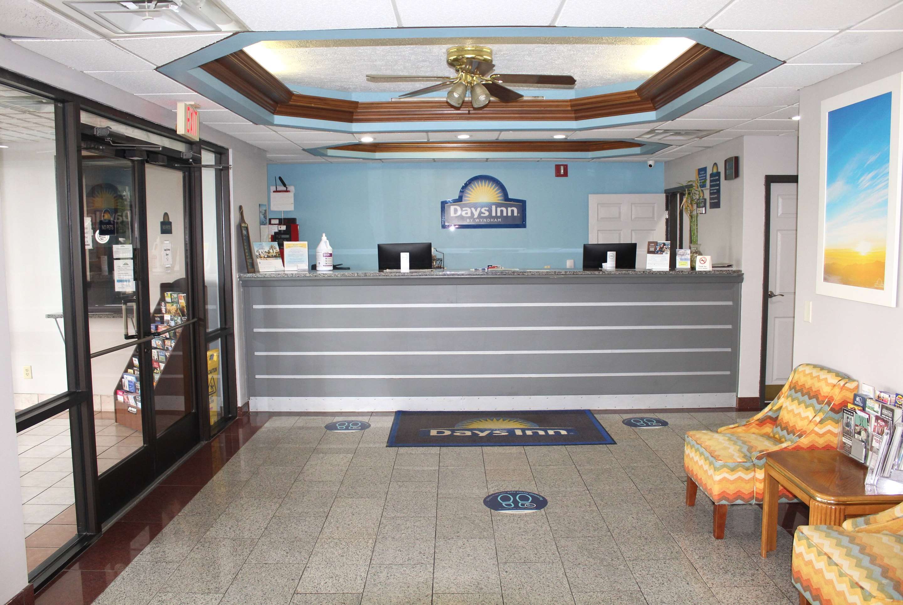 Lobby | Days Inn by Wyndham Franklin