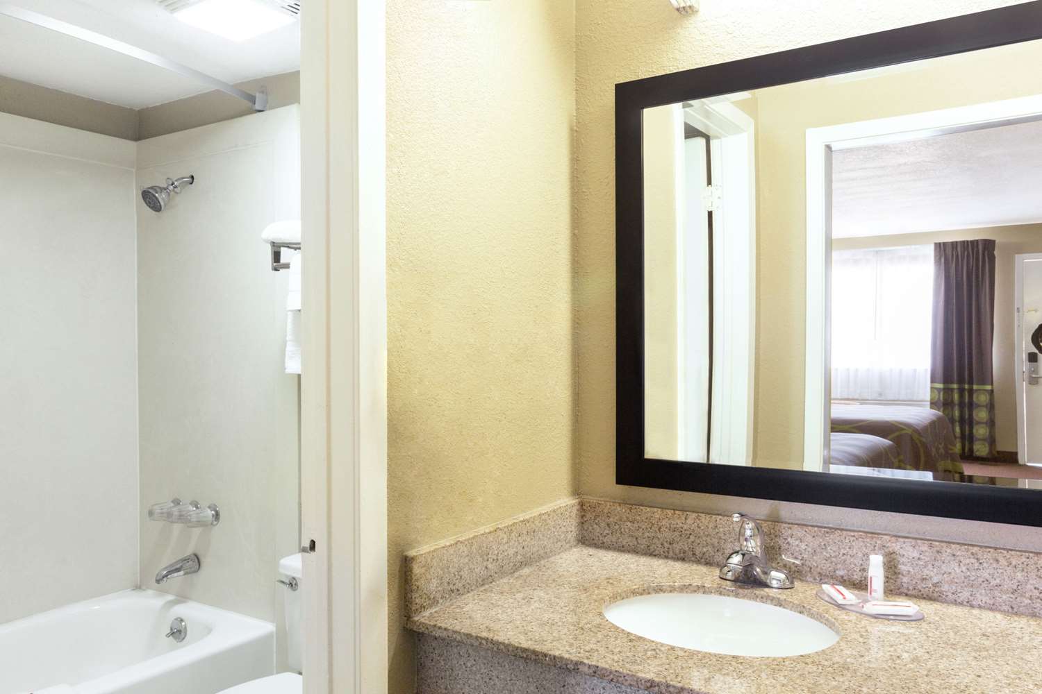 Super 8 Motel Tallulah I20, Exit 171, LA See Discounts