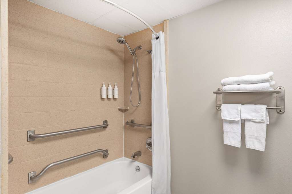 DAYS INN FT CAMPBELL-guestroom-Guest Room,Bathroom,Accessibility,On-Site.jpg
