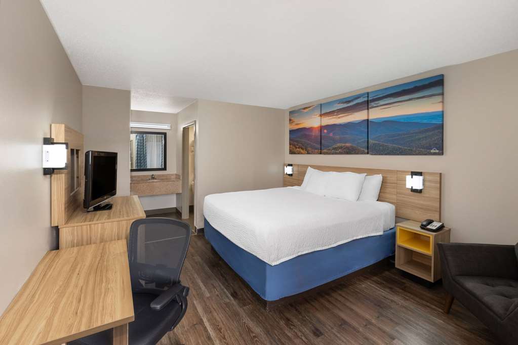 DAYS INN FT CAMPBELL-guestroom-Guest Room,On-Site.jpg