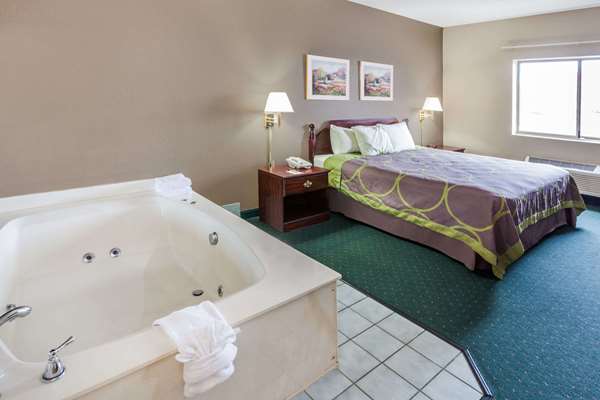 Suite - Super 8 Hotel Valparaiso