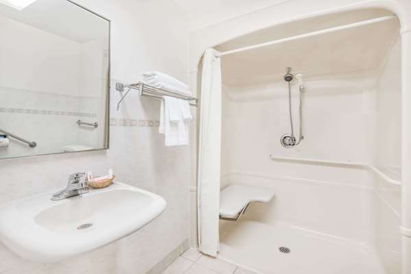  - Super 8 Hotel Windsor