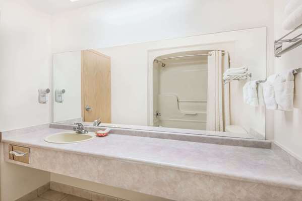  - Super 8 Hotel Windsor