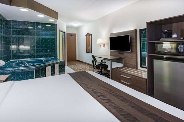 Suite - Super 8 Hotel Windsor