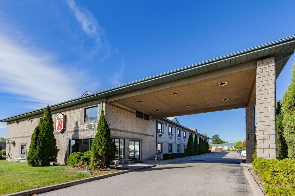 Super 8 by Wyndham Ambassador Bridge Windsor ON - Tap to explore photos