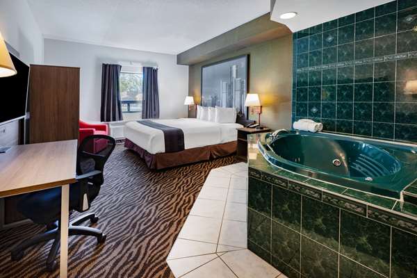 Suite - Super 8 Hotel Windsor