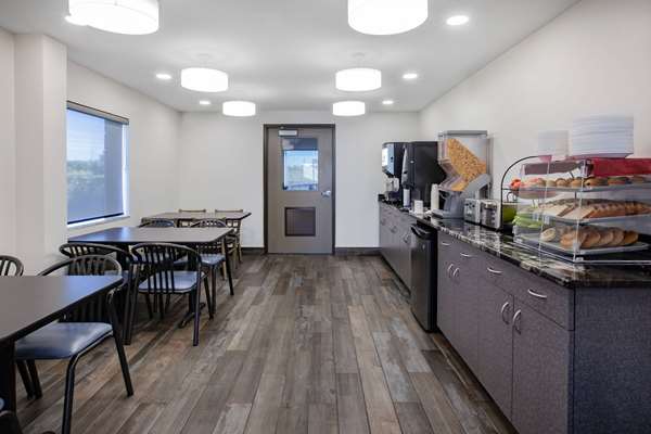  - Super 8 Hotel Windsor