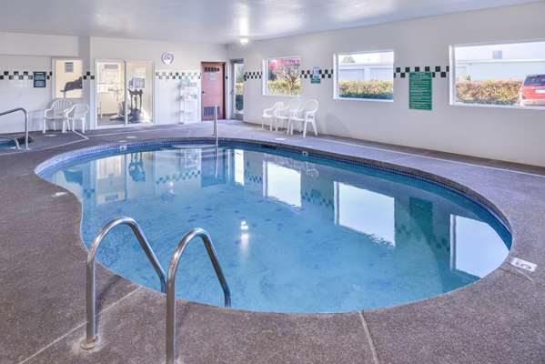Pool - Travelodge Newberg