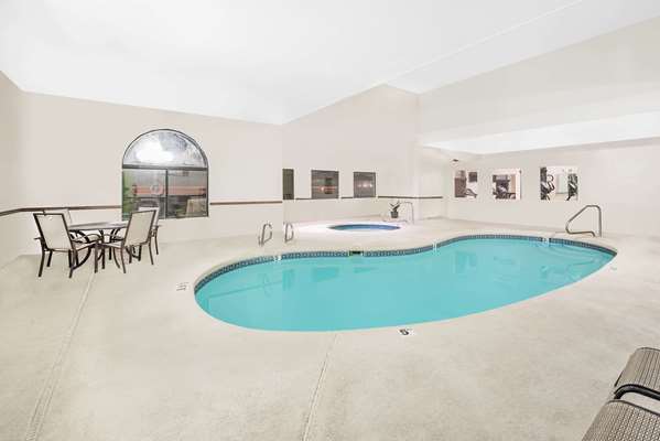 Pool - Days Inn Lamar