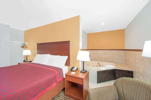 Suite - Days Inn Lamar