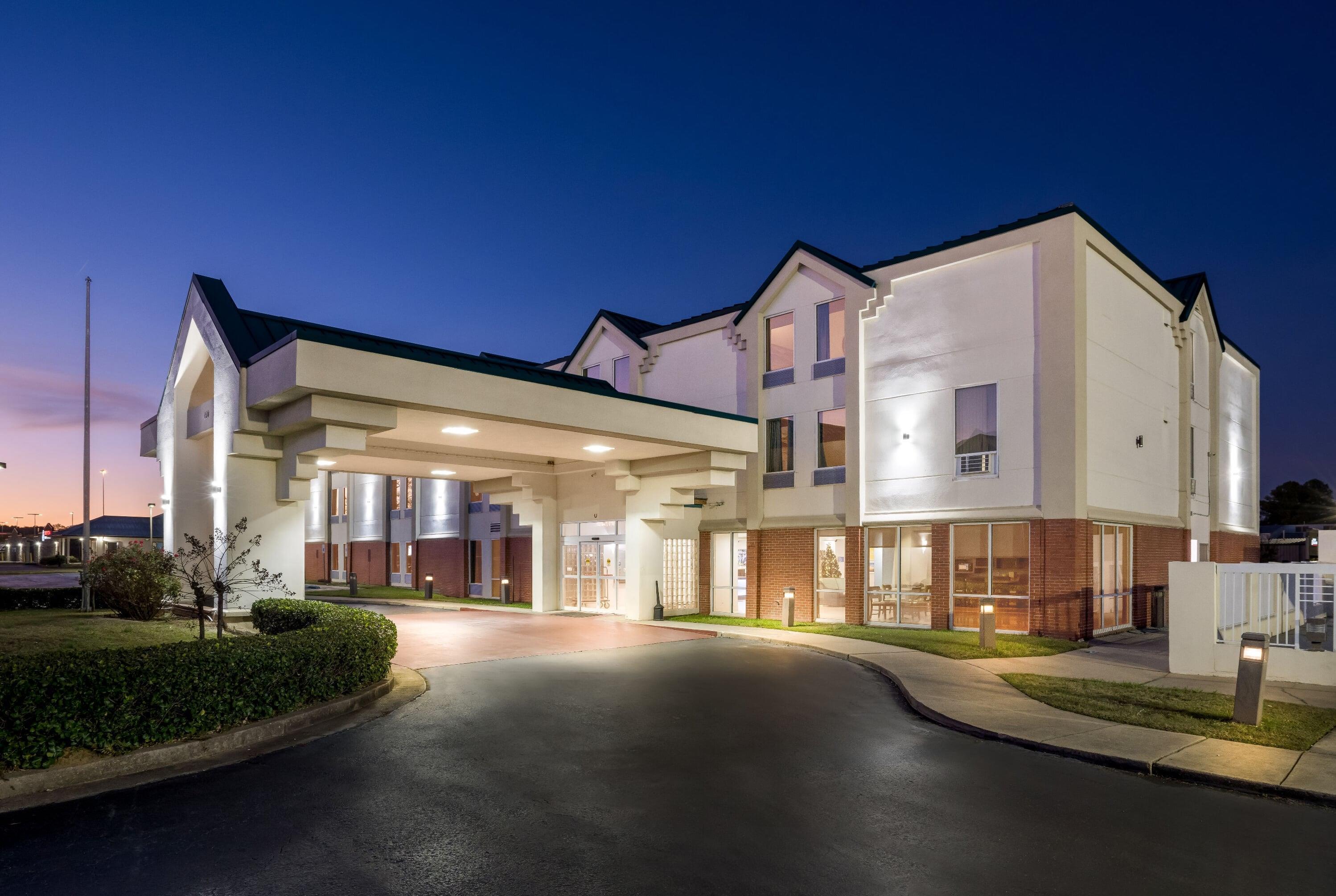 Exterior | Days Inn & Suites by Wyndham Ridgeland