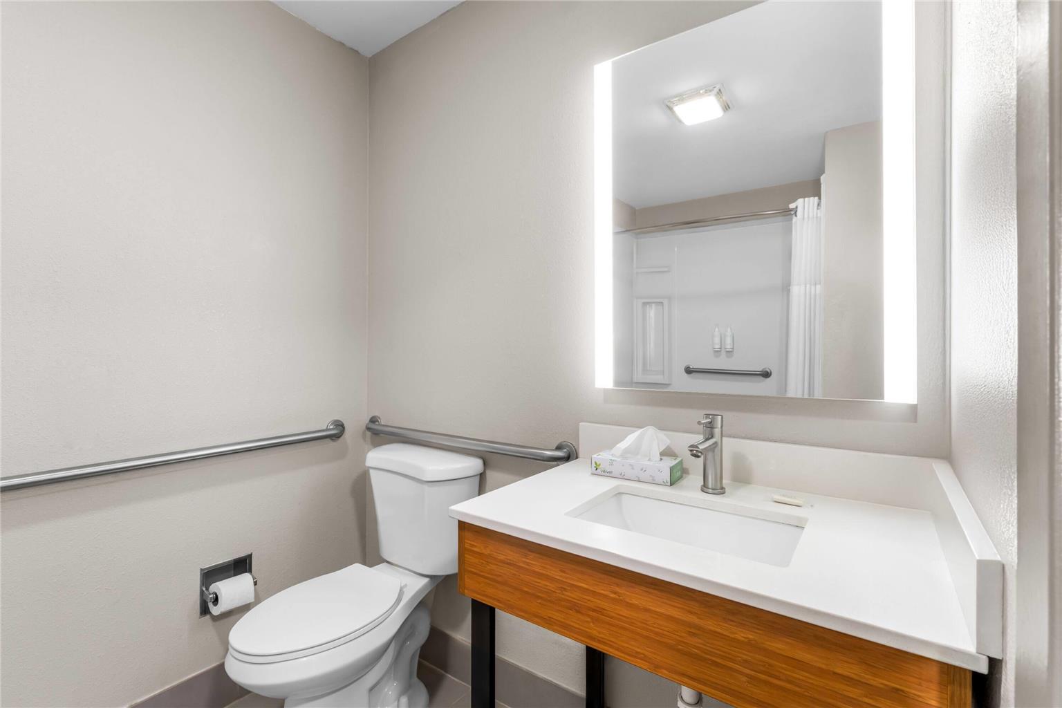 DAYS INN & SUITES BY WYNDHAM RIDGEL-guestroom-Guest Room,Bathroom,Shower,Accessibility,On-Site.jpg