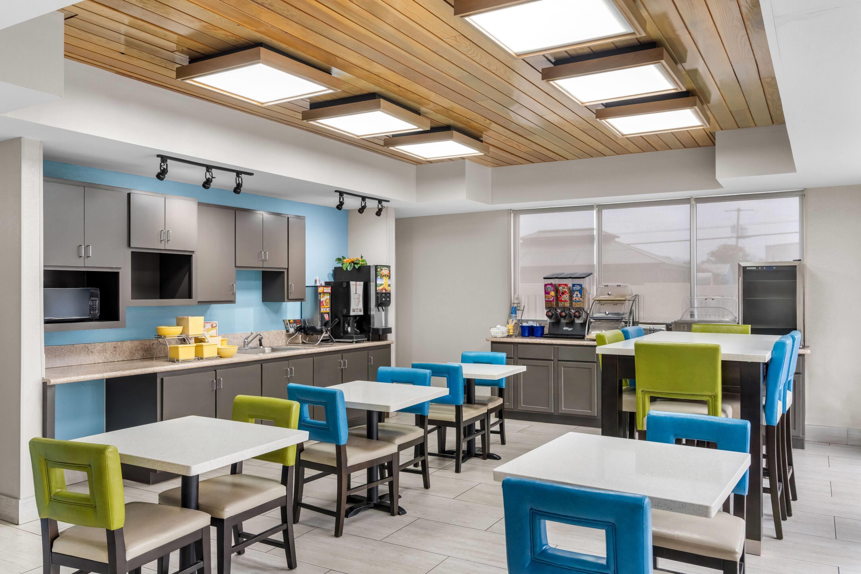 Breakfast Area | Days Inn & Suites by Wyndham Ridgeland