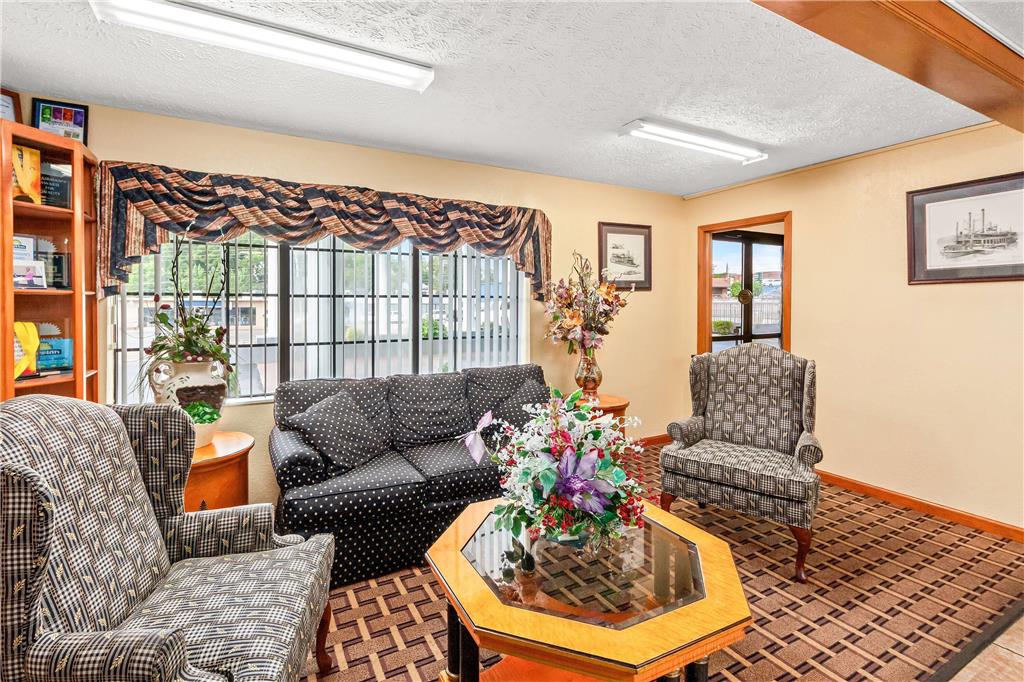 DAYS INN BY WYNDHAM LEXINGTON-guestroom-Sitting area,On-Site.jpg