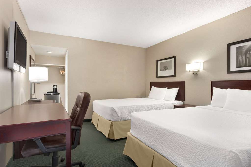 Days Inn by Wyndham Lethbridge Room Type - Room, 2 Double Beds, Smoking
