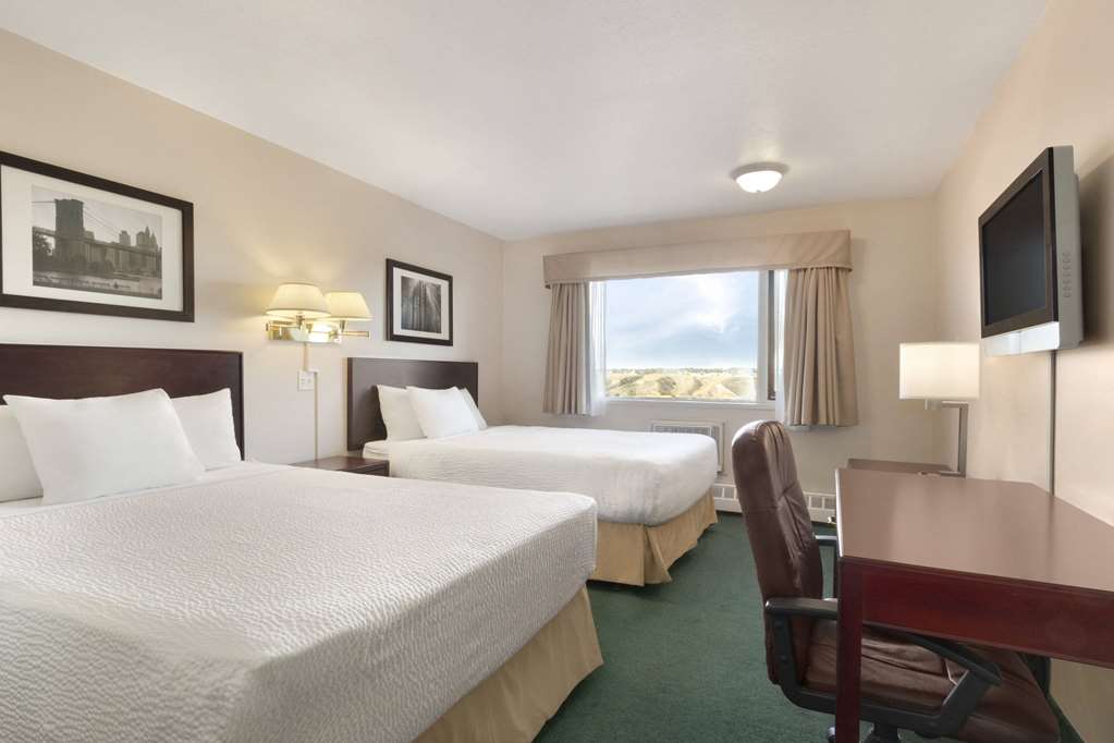 Days Inn by Wyndham Lethbridge Room Type - Room, 2 Queen Beds, Non Smoking (Valley View)