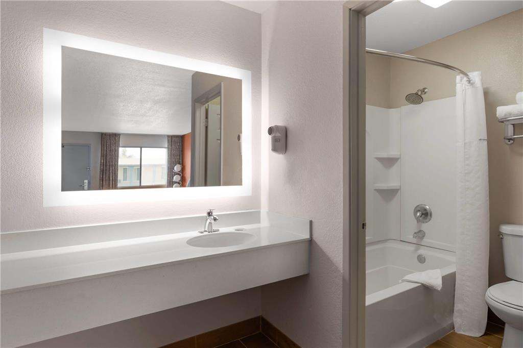 HOWARD JOHNSON BY WYNDHAM, MODESTO-guestroom-Guest Room,Bathroom,On-Site.jpg