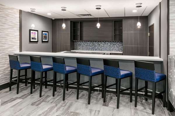 Bar - Wingate by Wyndham Hotel Market Center Dallas