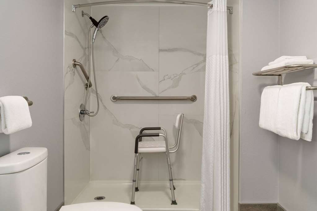 SUPER 8 BY WYNDHAM PEARL/JACKSON/EA-guestroom-Guest Room,Bathroom,Shower,Accessibility,On-Site.jpg