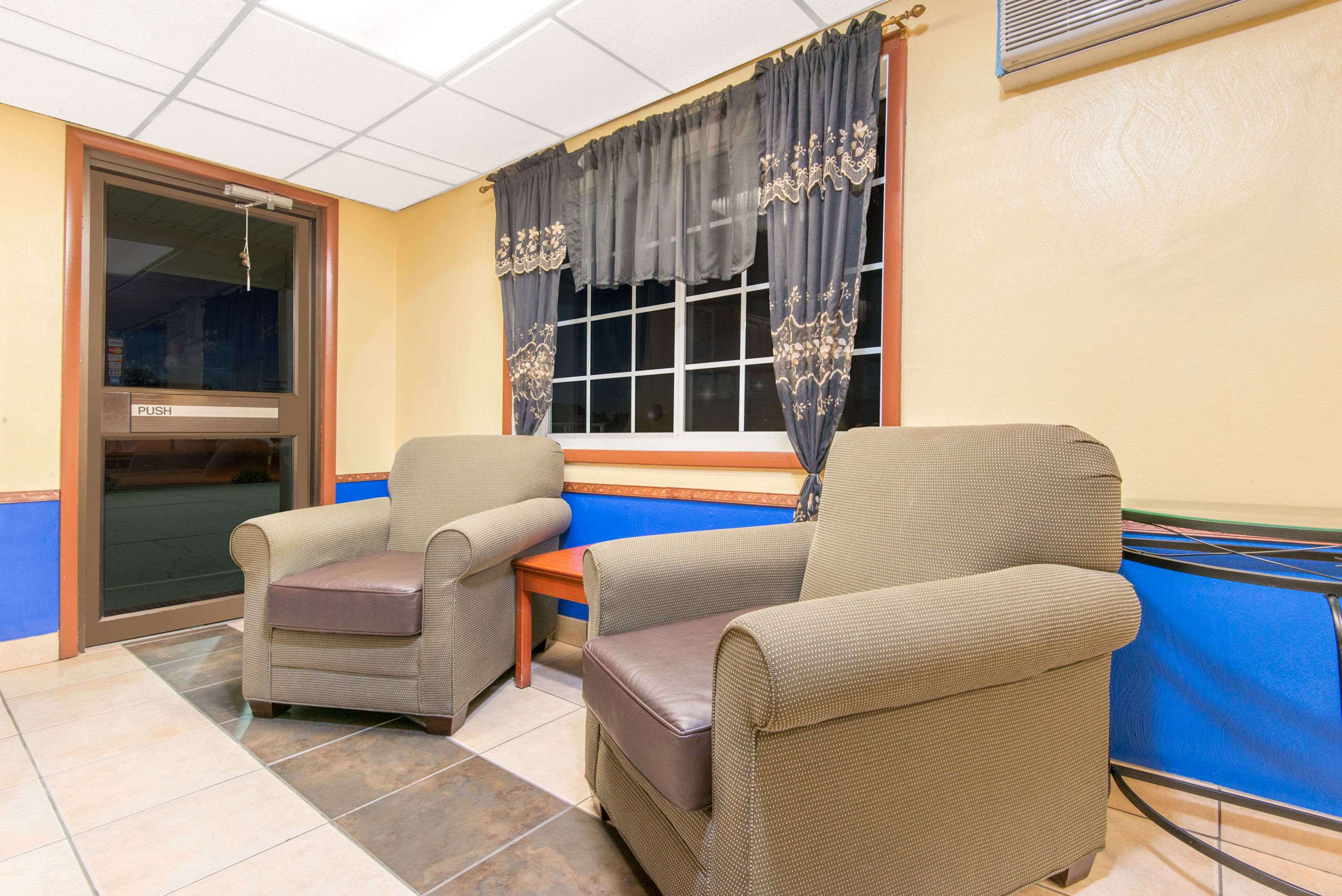 Lobby | Days Inn by Wyndham Great Bend